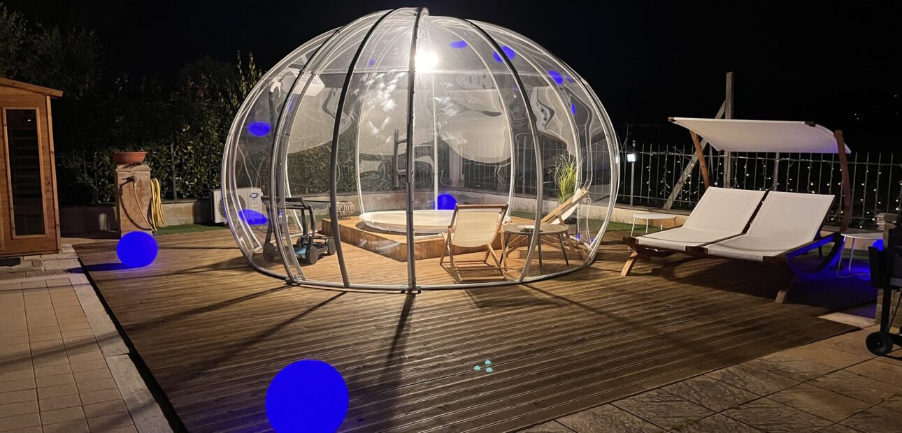 Jacuzzi coperta privata e area wellness a Villa Patty Assisi di notte